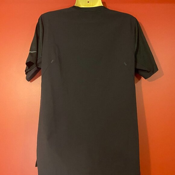 Nike Men's Vented Back Side Slit Performance Shirt - Size Medium - Picture 2 of 3